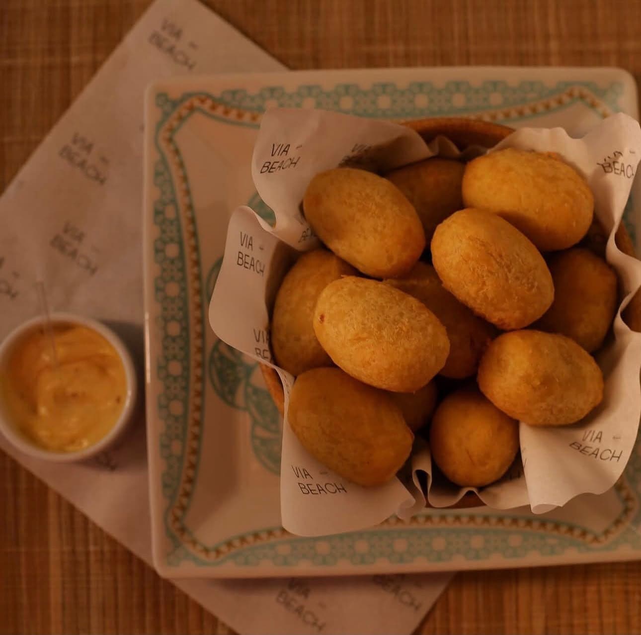 Coxinhas do Via servidas no papel da casa