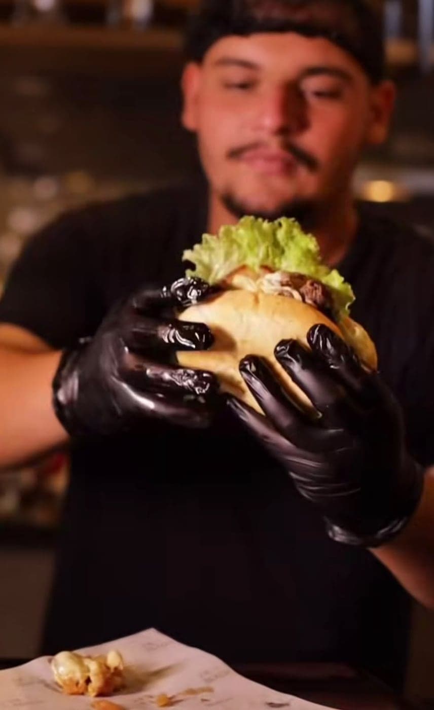 Sanduíche na chapa saindo da cozinha