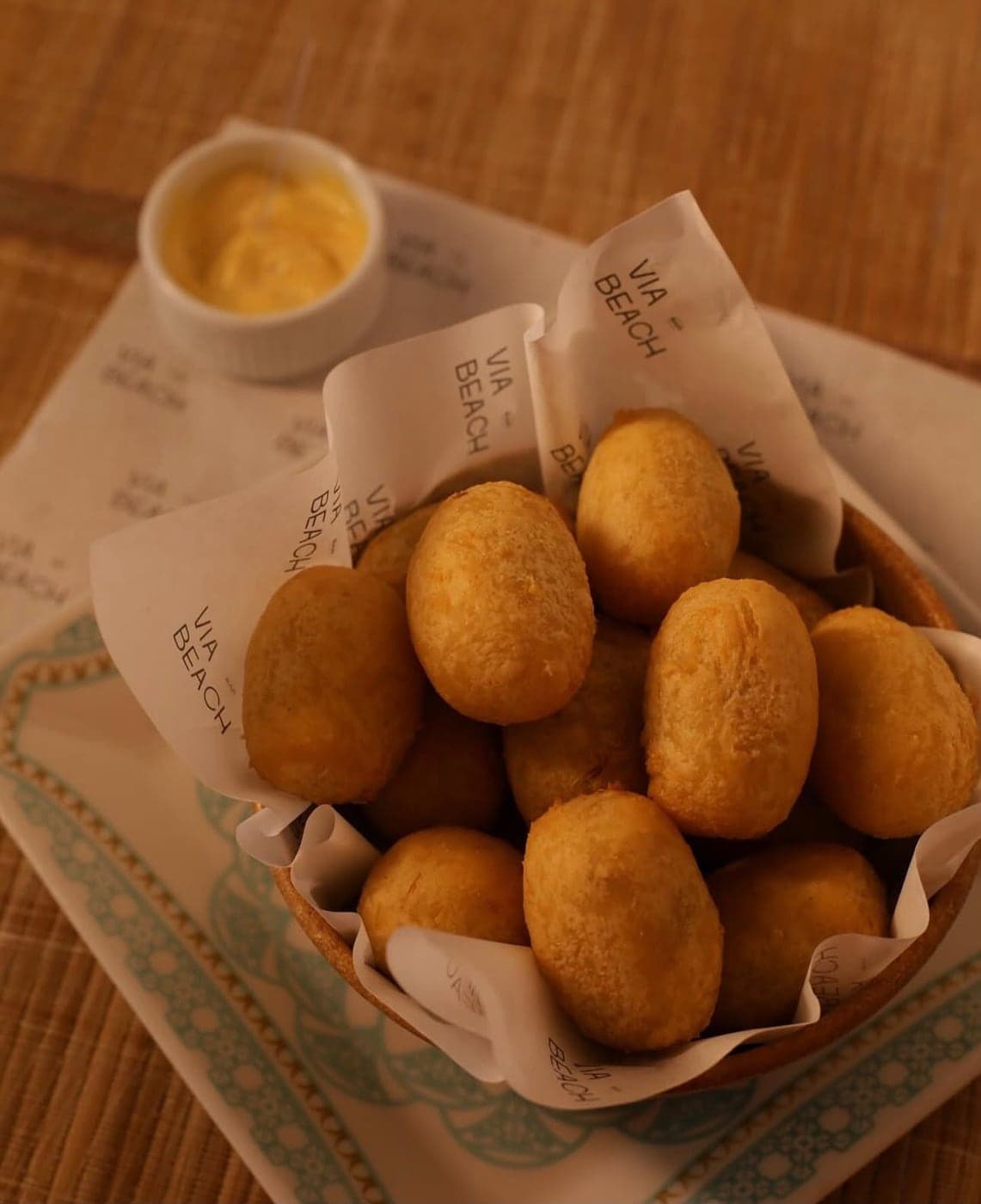 Porção de coxinhas com molho da casa