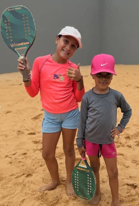 Criançada do Play Kids VB com as raquetes