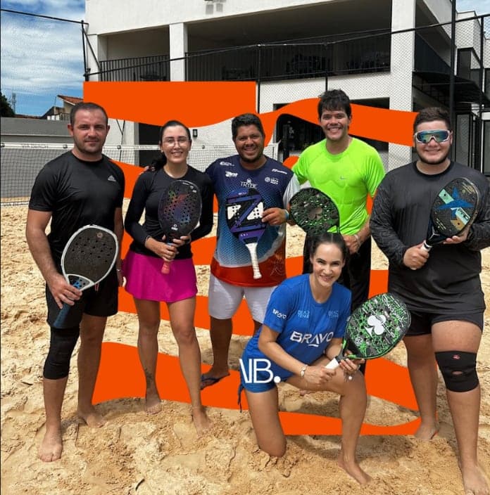 Turma mista posando com as raquetes