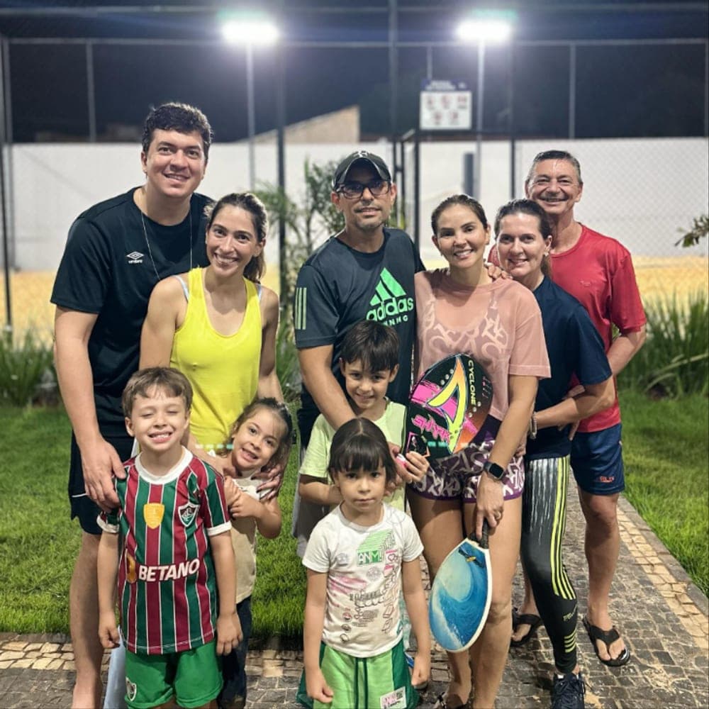 Família inteira na quadra à noite