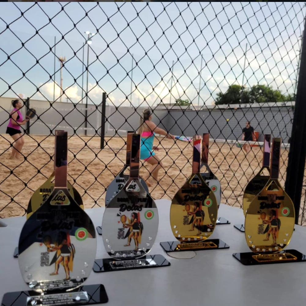 Troféus do torneio esperando os campeões